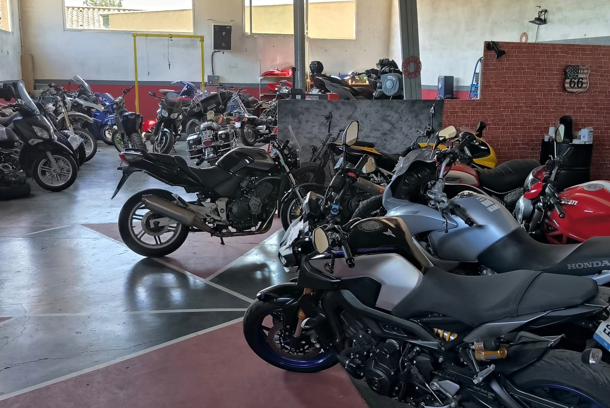 Moto de route dans l'atelier C.S MOTO