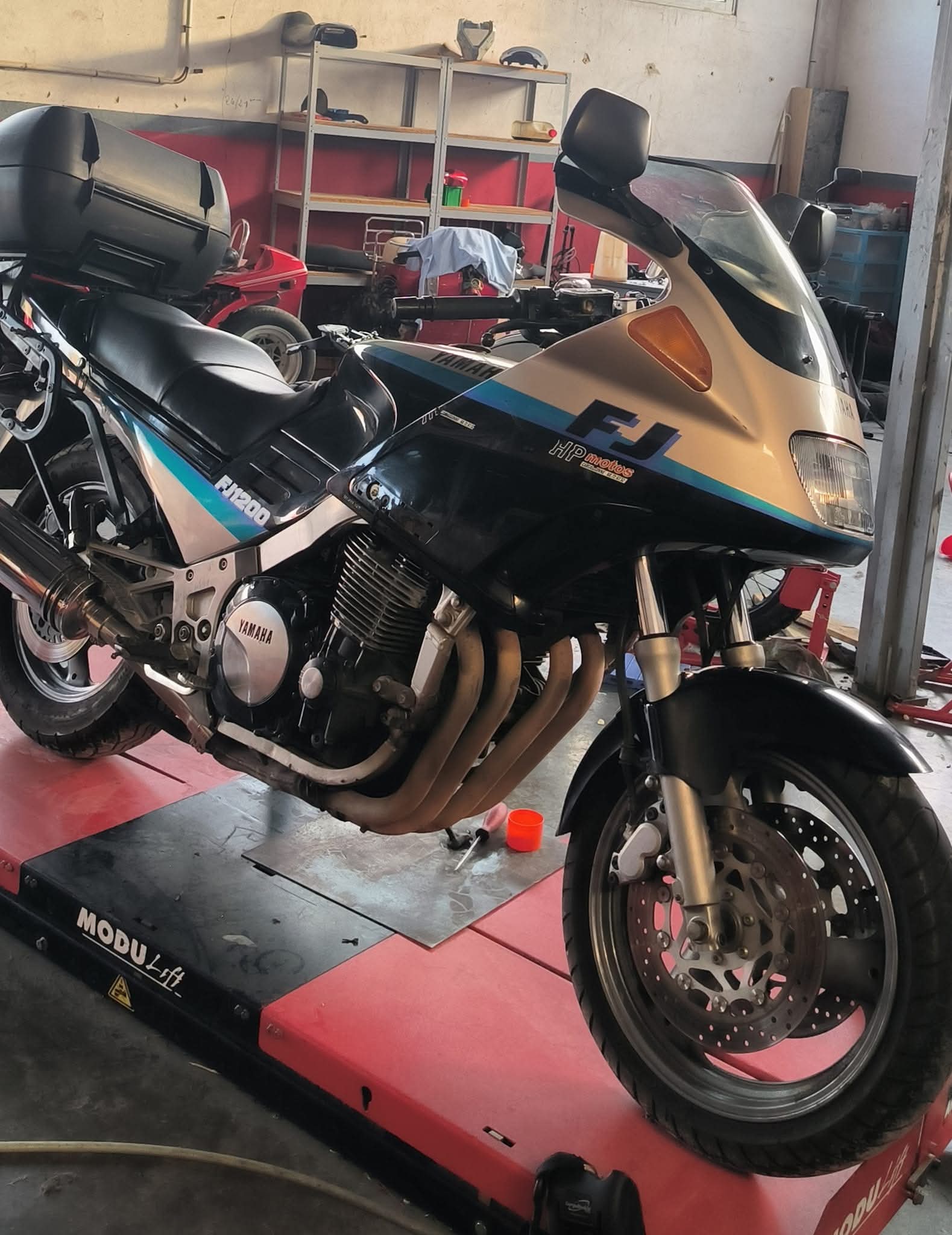 Moto en cours de preparation chez C.S MOTO