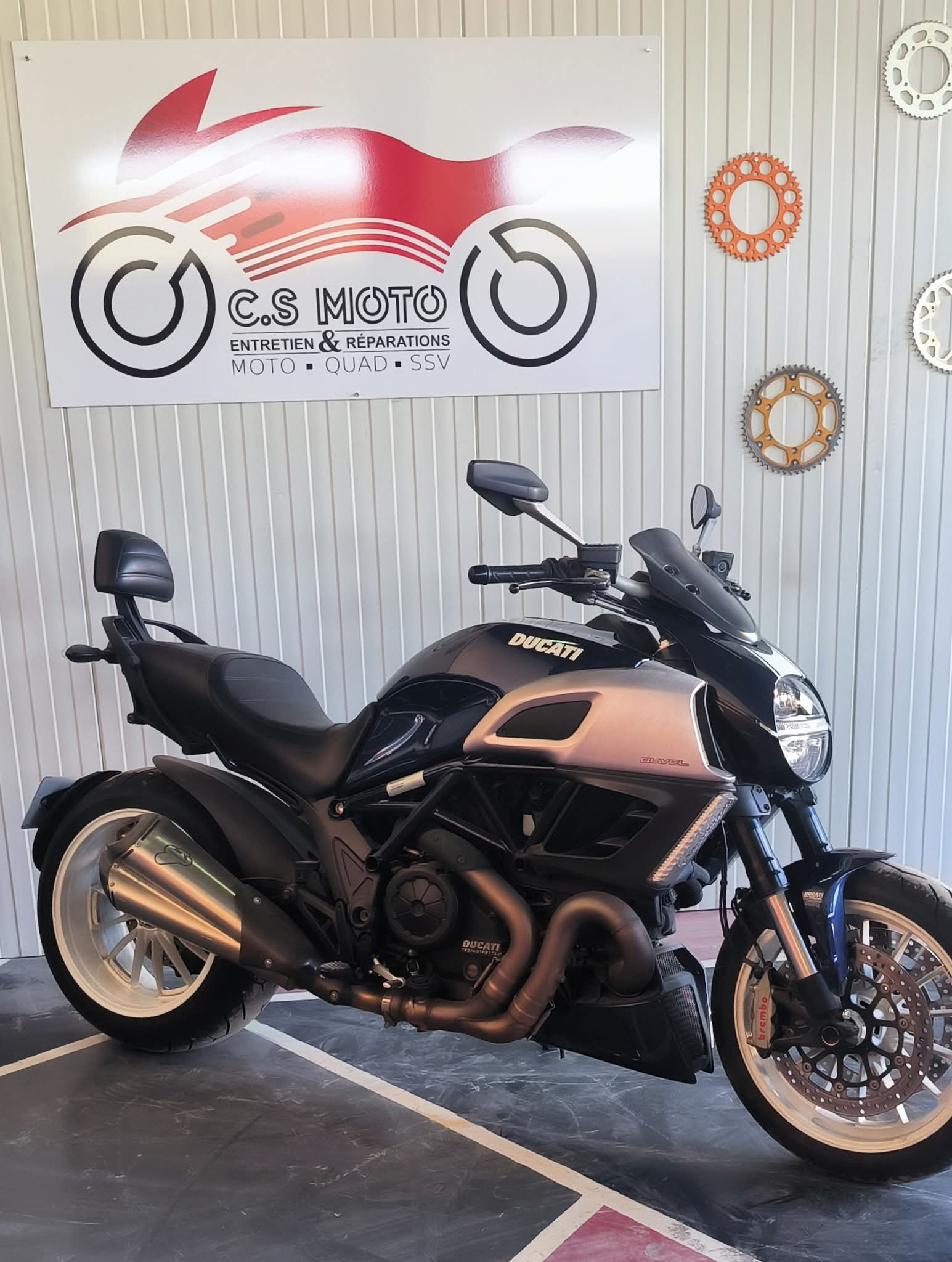 Moto prise en charge dans l'atelier C.S MOTO